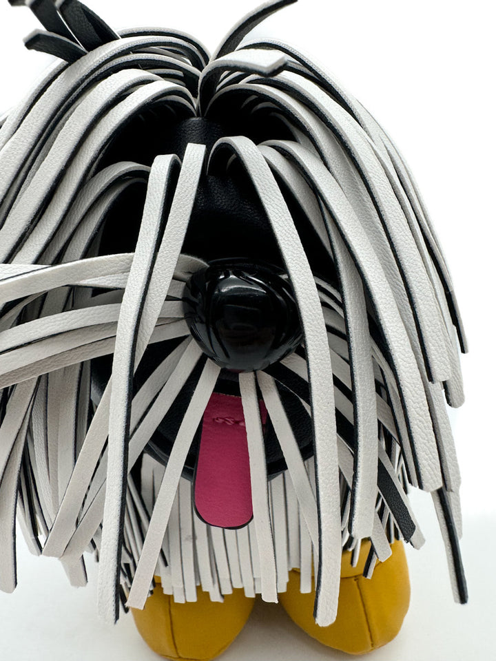 Bolsos imitando la silueta de un perro  con flecos