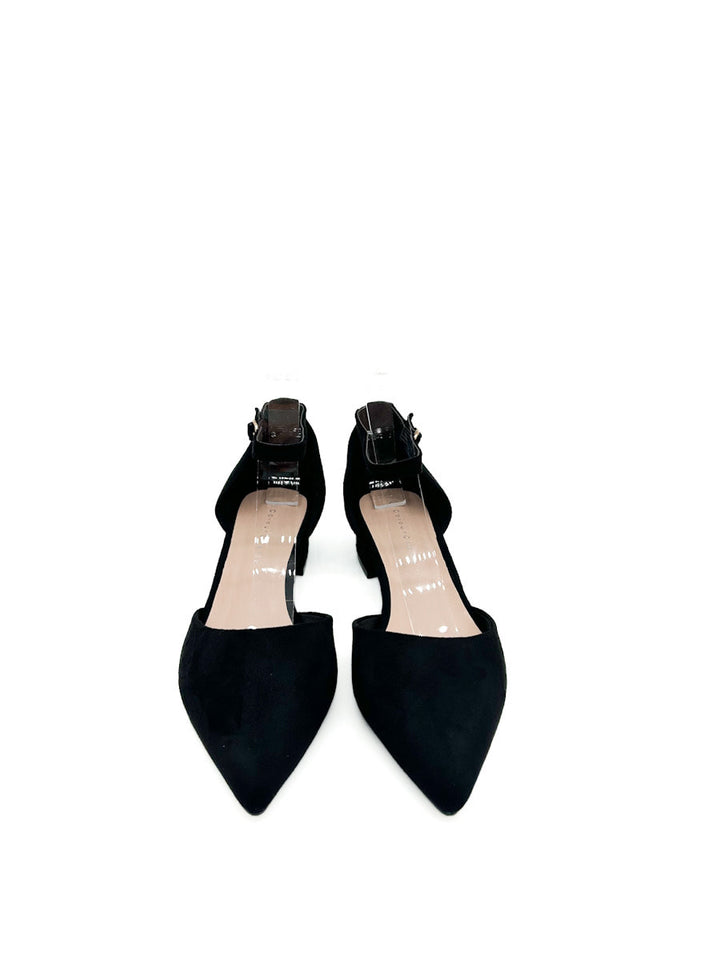 Elegante zapato de salón negro con pulsera al tobillo