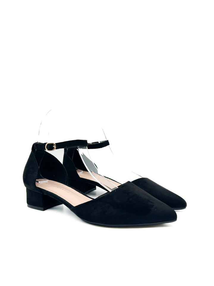 Elegante zapato de salón negro con pulsera al tobillo