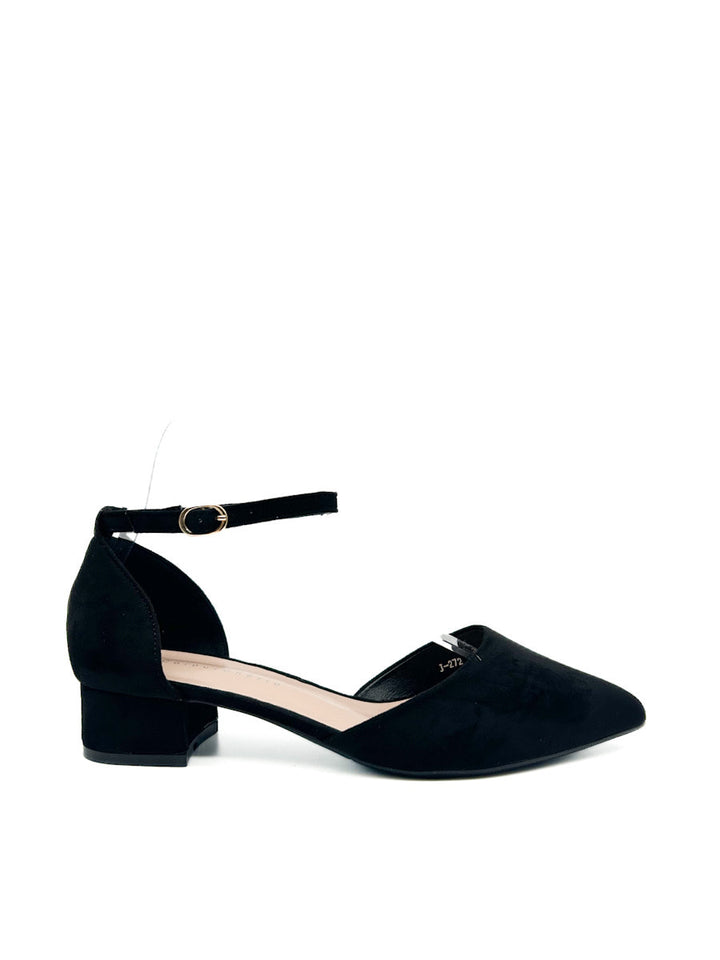 Elegante zapato de salón negro con pulsera al tobillo