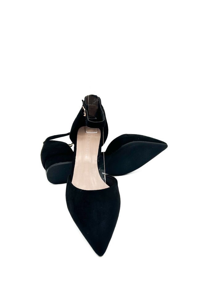 Elegante zapato de salón negro con pulsera al tobillo