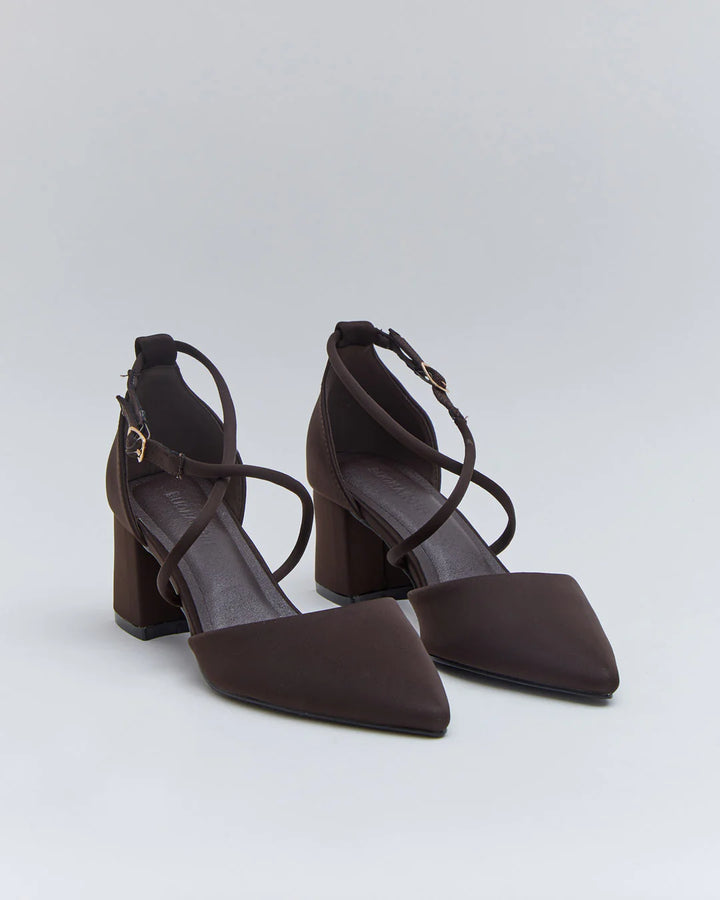 Zapatos de tacón con diseño cruzado en tonos marrón y vino