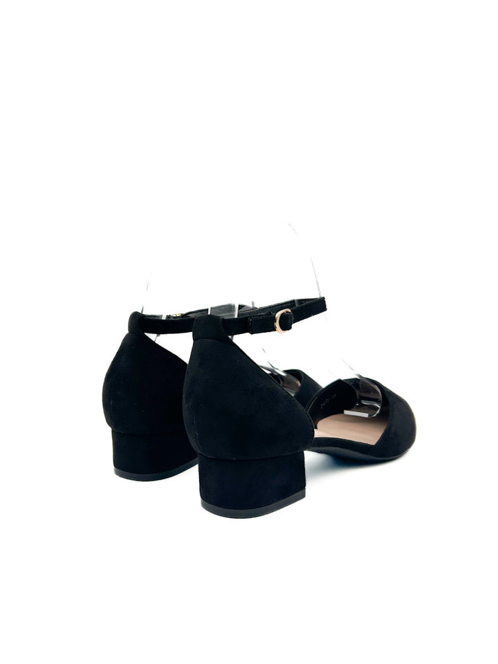 Elegante zapato de salón negro con pulsera al tobillo