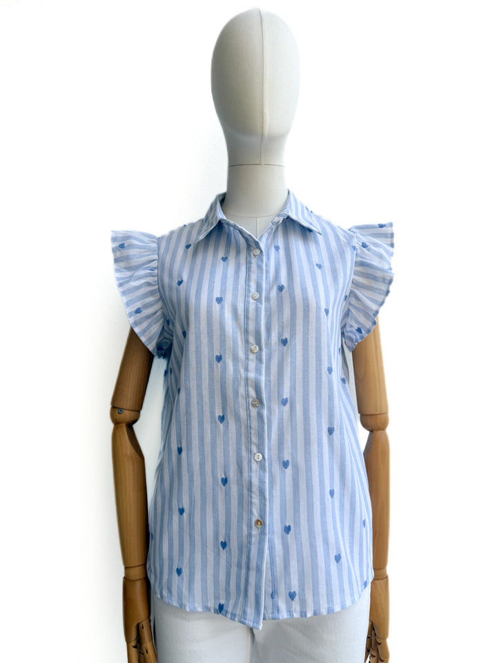Blusa de rayas con volantes y estampado de corazones