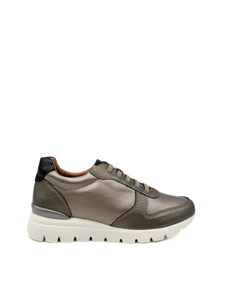 Zapatillas Urbanas de Piel Gris Metálica con Suela Acolchada y Detalles Elegantes