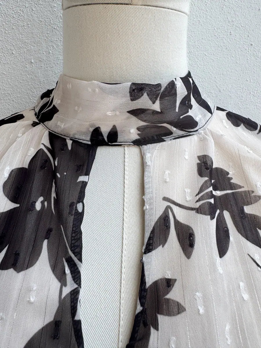 Vestido Corto Estampado con Cuello Alto y Nido de Abeja