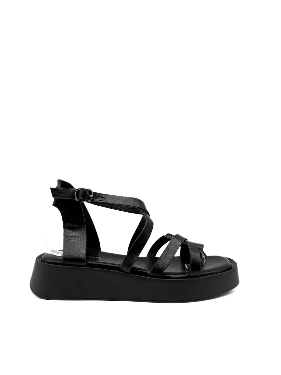 Sandalias de plataforma negras con hebilla.