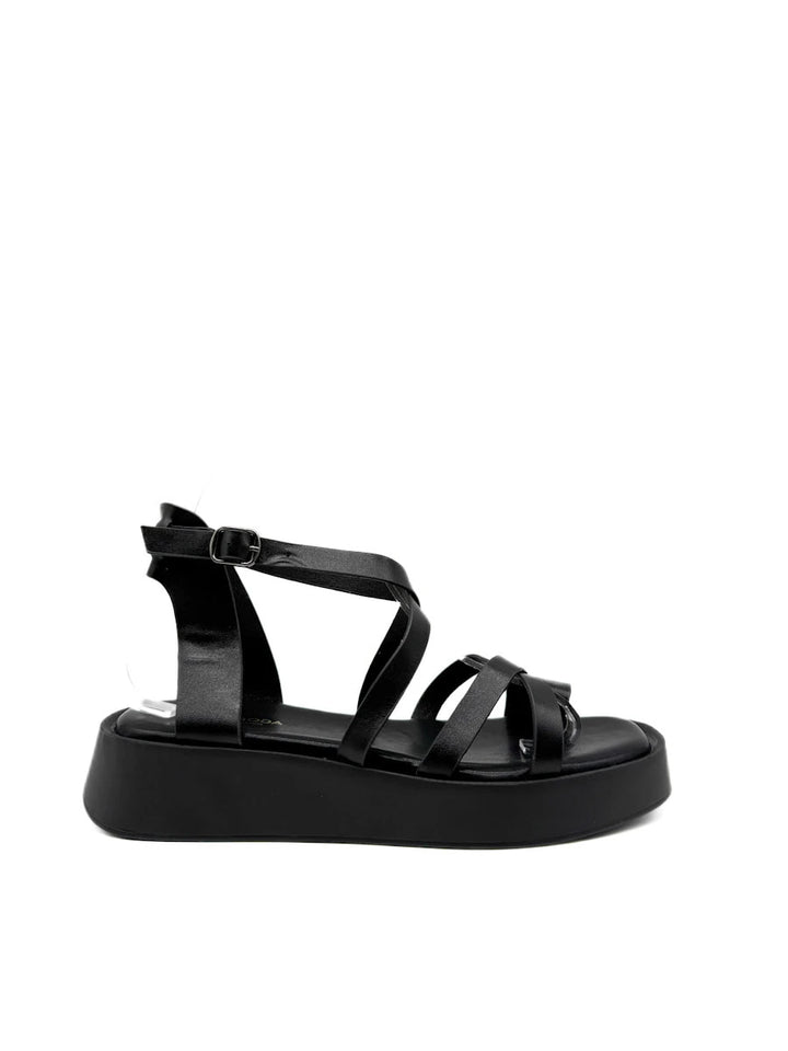 Sandalias de plataforma negras con hebilla.
