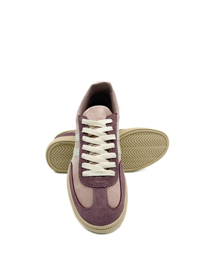 Zapatillas Corina Estilo Terrace con Detalles de Contraste y Suela Texturizada.