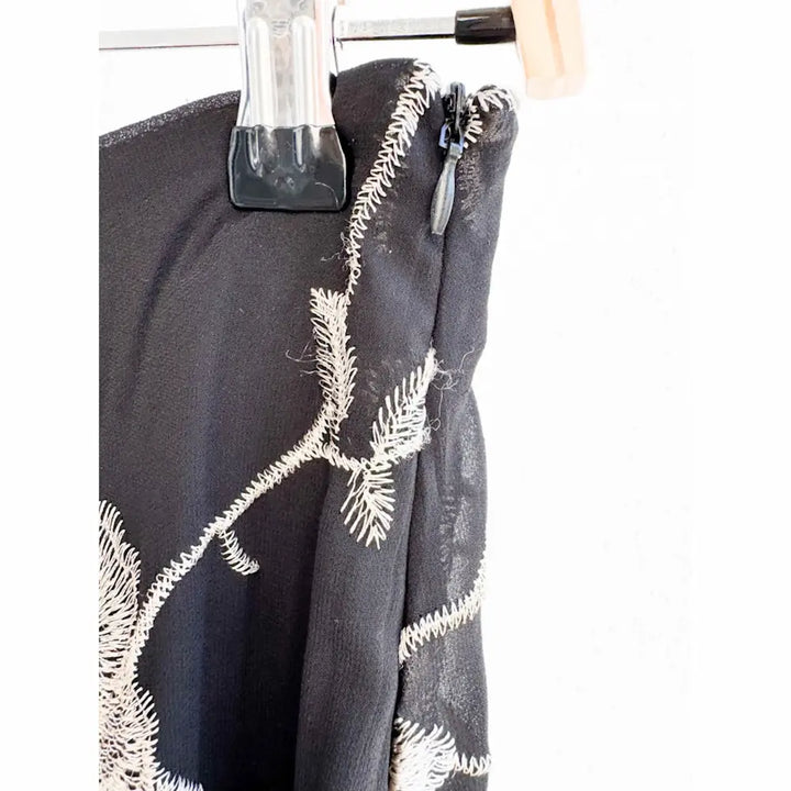 Falda con flecos y bordado floral LR38003