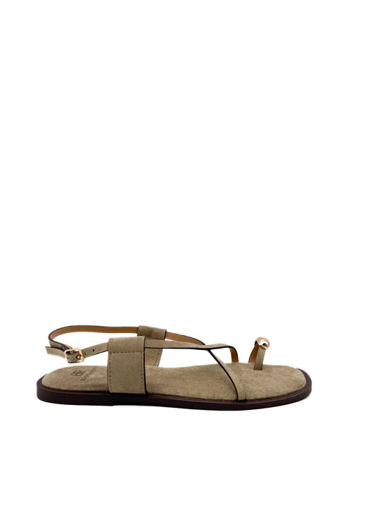 Sandalias planas de antelina beige con detalle dorado.