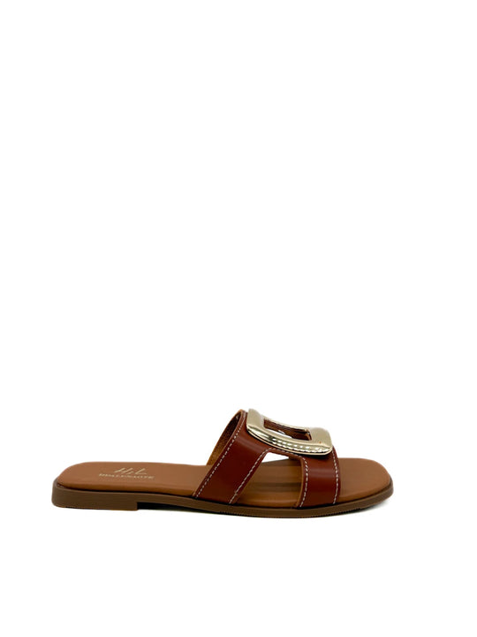 sandalias marrones con hebilla dorada grande.