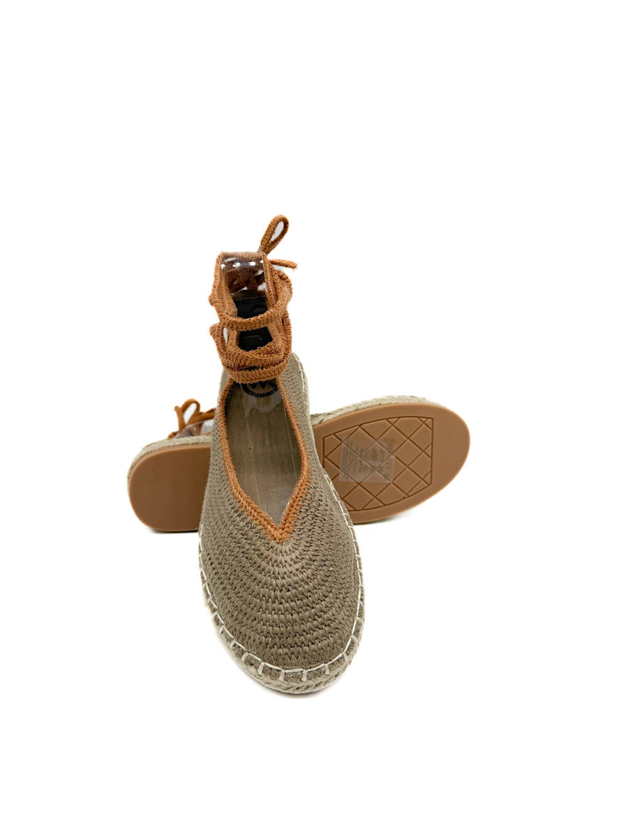 Alpargatas de Crochet con Cintas: Elegancia Artesanal y Estilo Bohemio