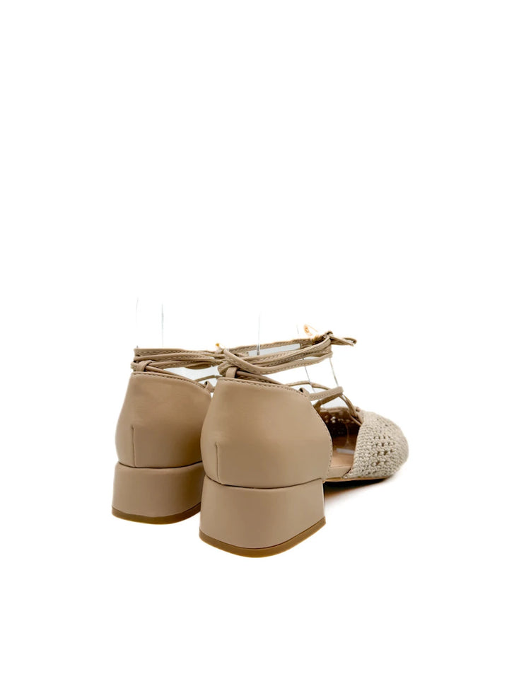 Zapato de tacón bajo con punta trenzada y cintas al tobillo