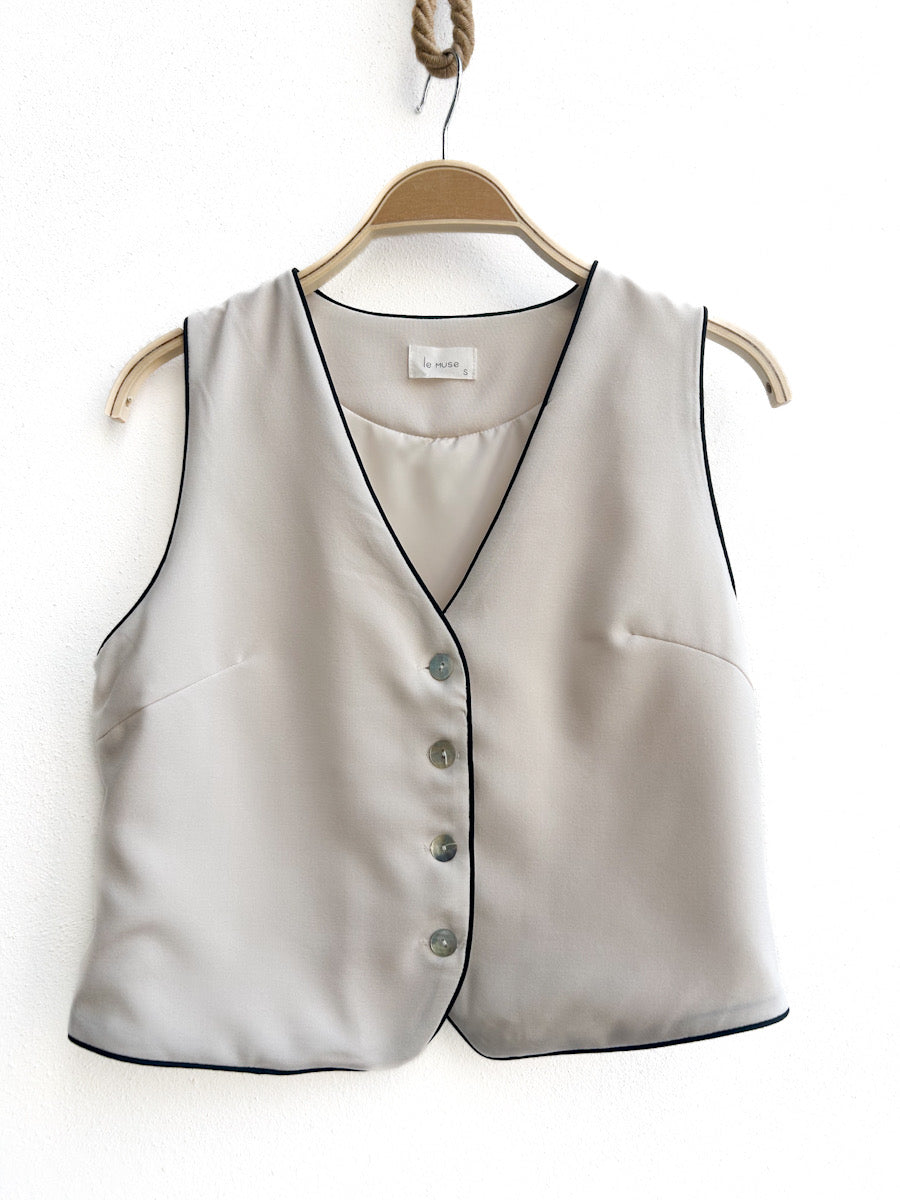 Chaleco y Falda Larga Con Ribetes Contrastantes Chaelco Beige