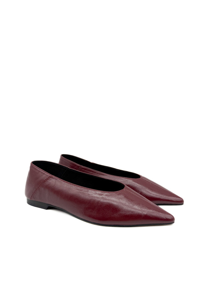 Zapatos Planos de Punta Afilada Color Burdeos Corina M5611