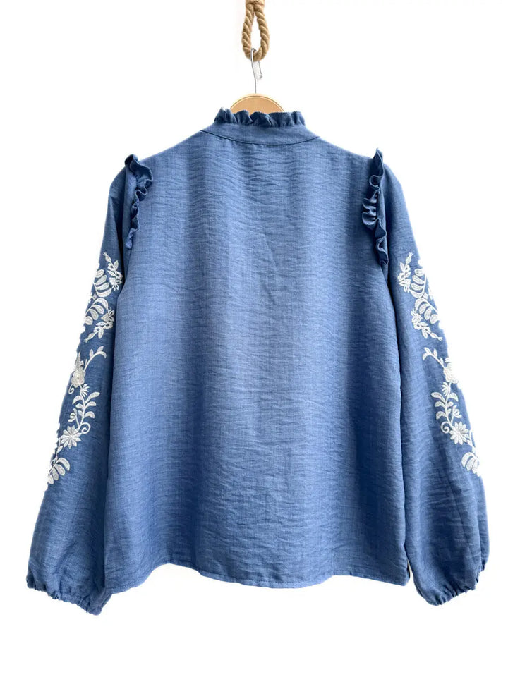Blusa Bordada Azul con Volantes y Detalles Florales