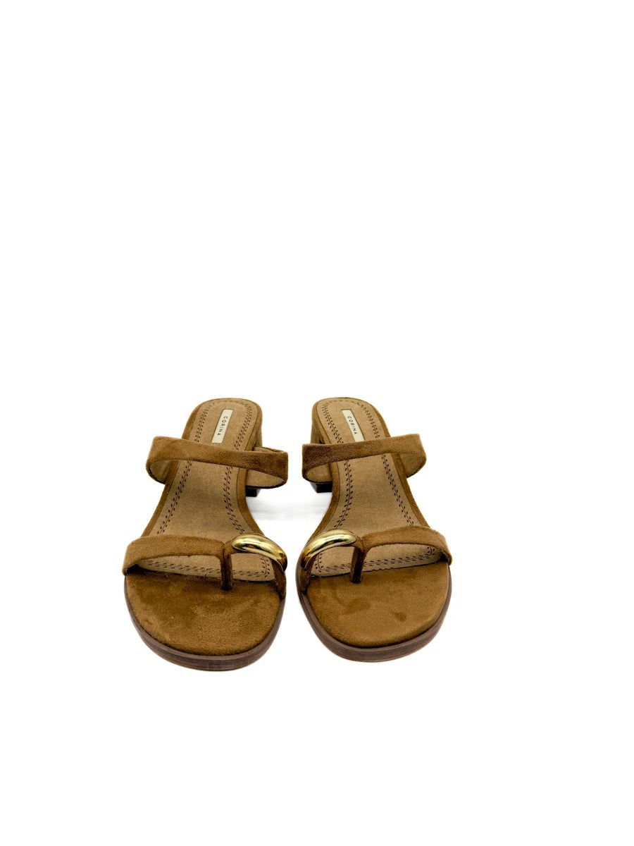 Sandalias de Tacón Bloque Corina con Detalle Dorado y Tira de Dedo
