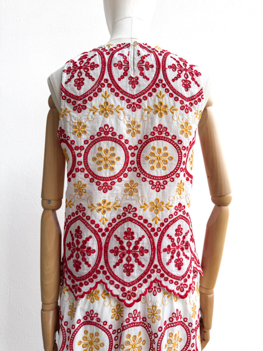 Bordados en Rojo y Mostaza: Conjunto Único