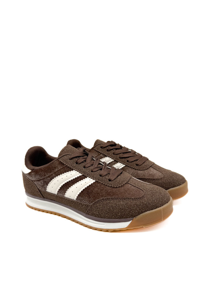 Zapatilla Deportiva Retro en Tonos Marrón y Blanco