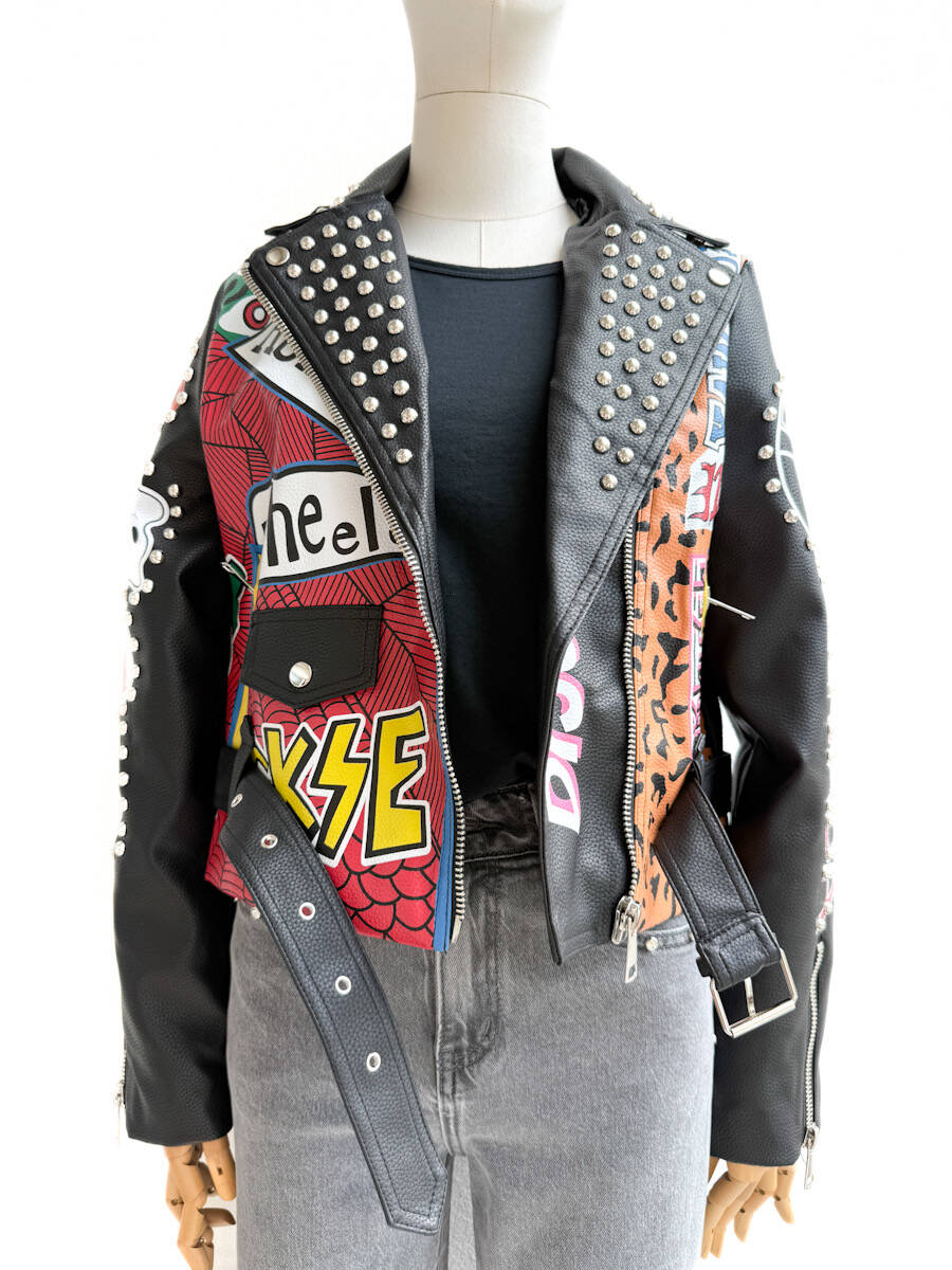 Chaqueta Biker Estilo Punk con Diseño Gráfico y Tachuelas
