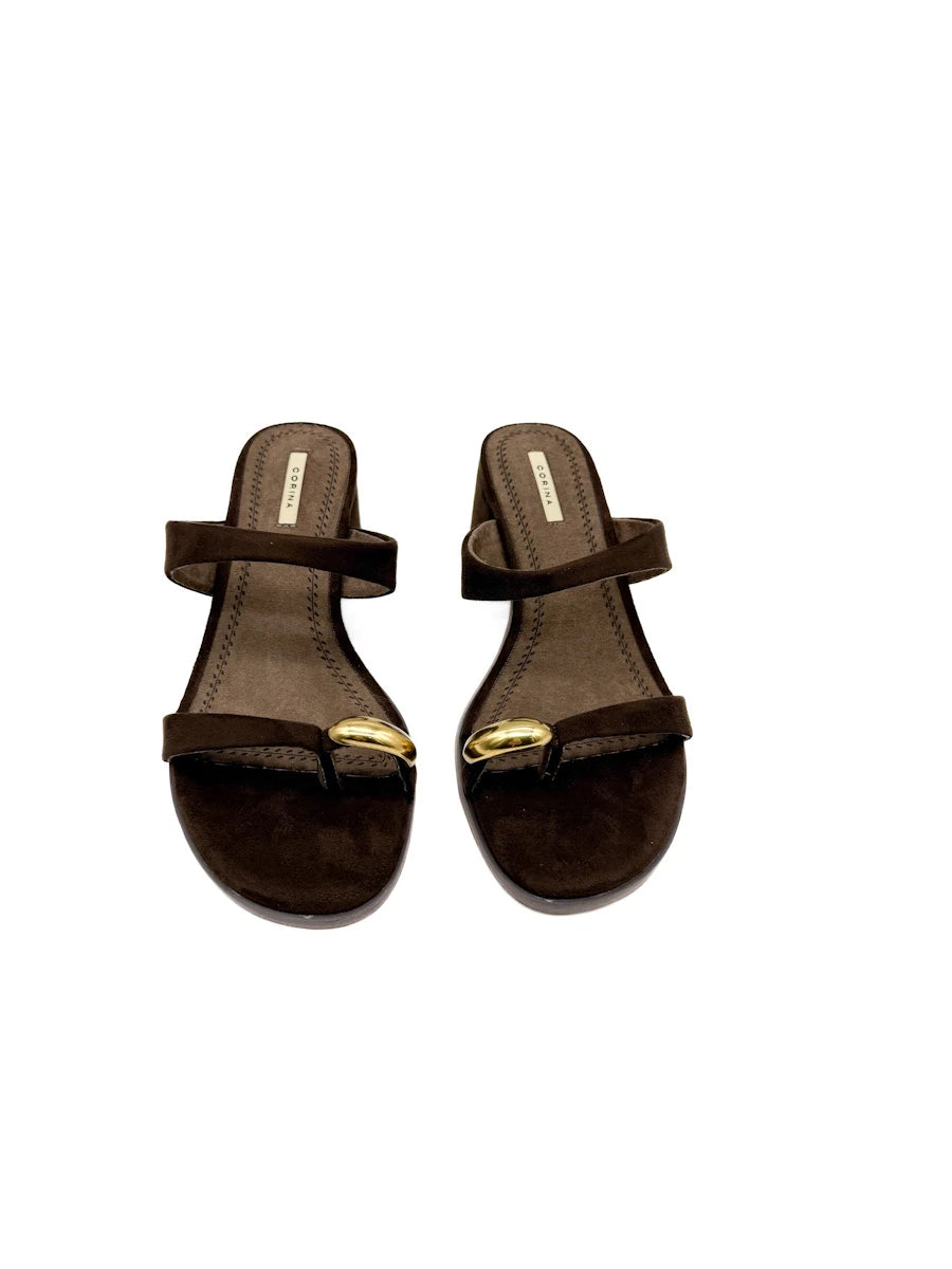 Sandalias de Tacón Bloque Corina con Detalle Dorado y Tira de Dedo