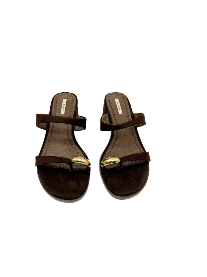 Sandalias de Tacón Bloque Corina con Detalle Dorado y Tira de Dedo