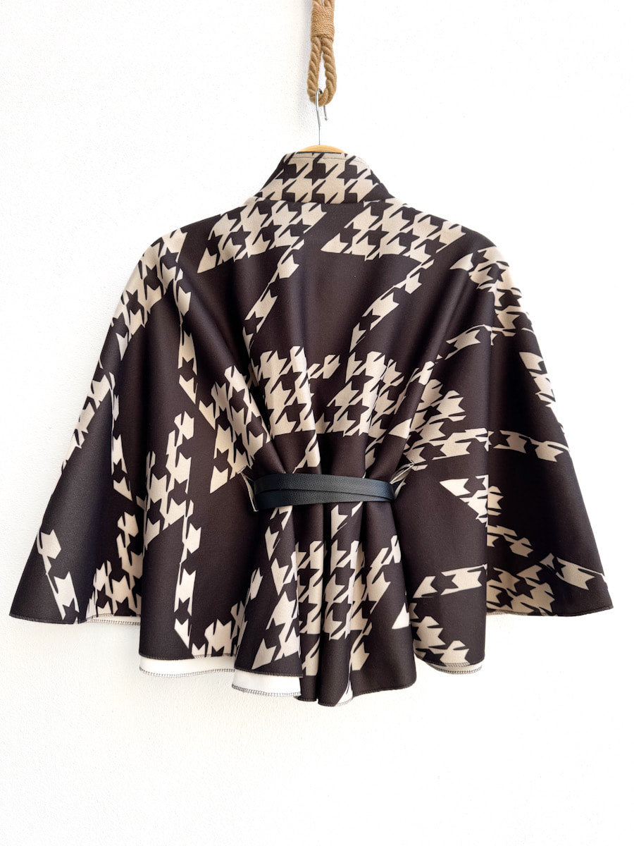 Poncho corta con cinturón y cuello alto
