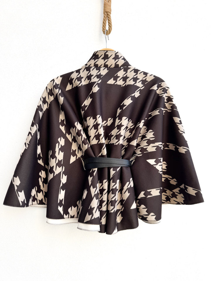 Poncho corta con cinturón y cuello alto