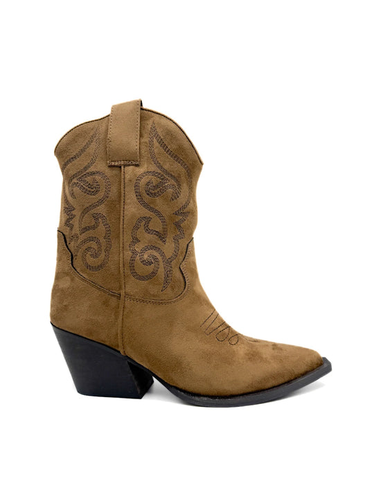 Botín vaquero corto camel con bordados.