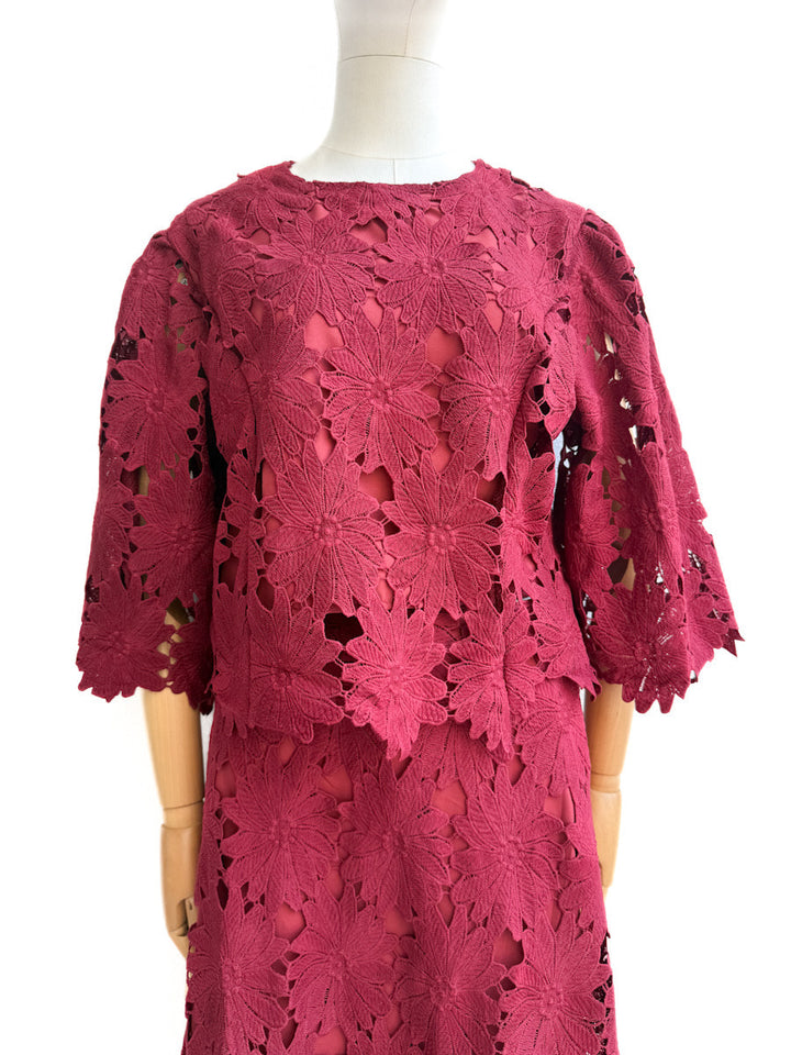 Conjunto calado de dos piezas con diseño floral