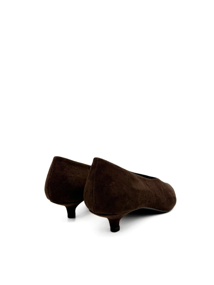 Zapato de Salón en Antelina con Tacón Sensato y Punta Afilada