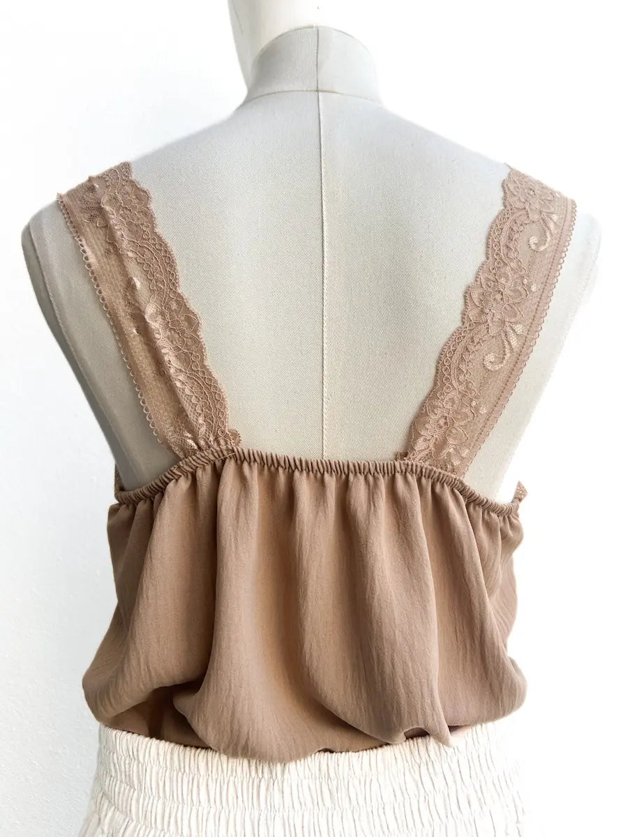 Top Lencero de Encaje con Escote en V y Tirantes Anchos