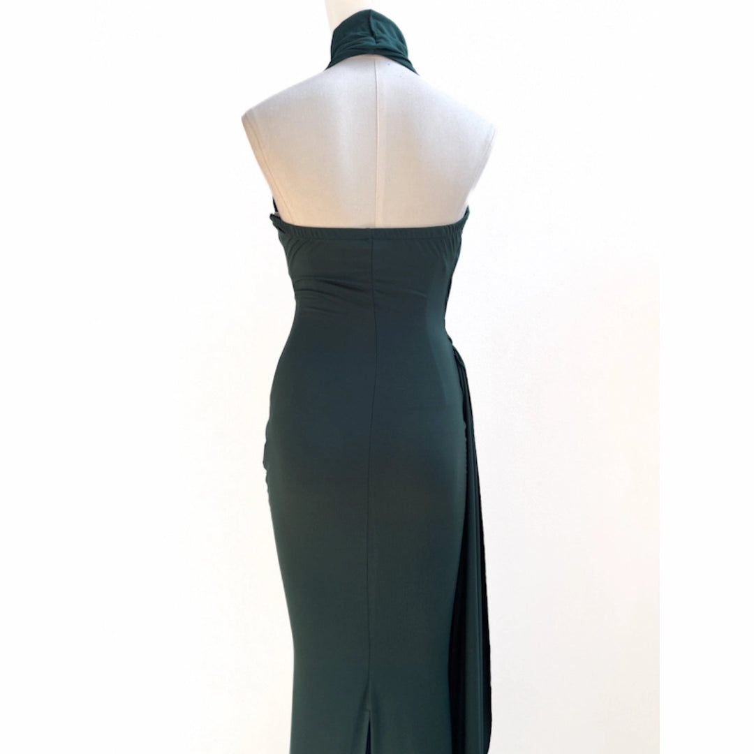 Vestido Largo de Gala con Cuello Halter y Drapeado Frontal