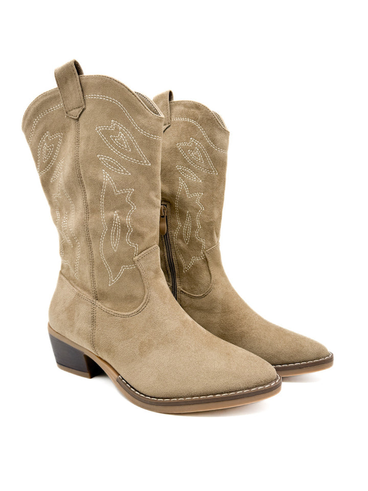 Bota cowboy de antelina color kahki con bordado.