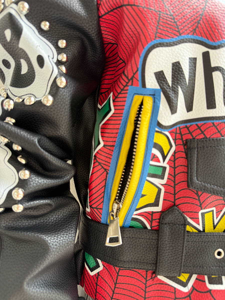 Chaqueta Biker Estilo Punk con Diseño Gráfico y Tachuelas
