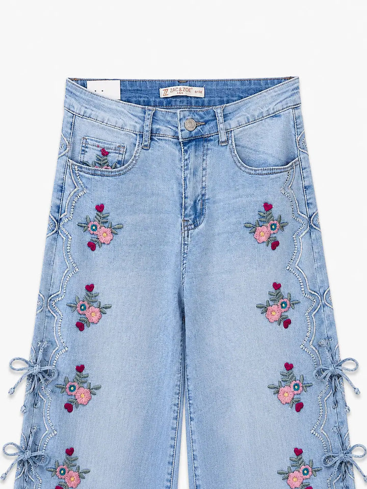 Jeans wide leg con bordado floral y aberturas laterales