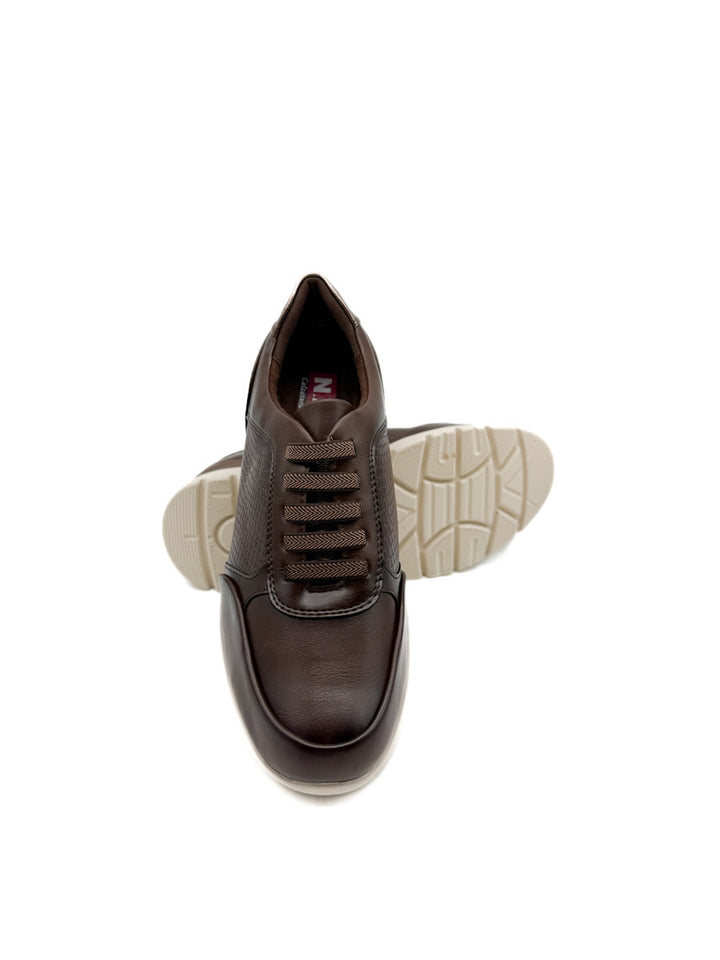 Zapatilla de  Marrón con Textura de Serpiente y Suela Bicolor.