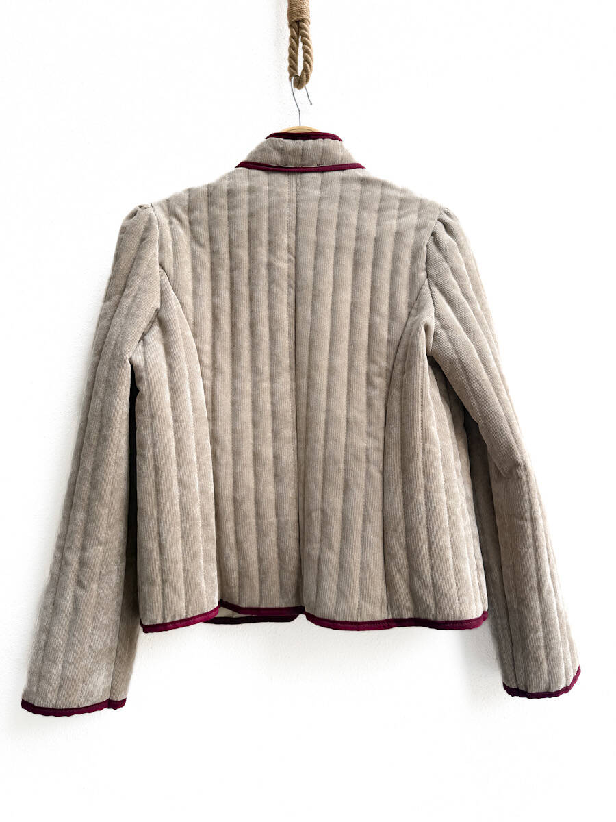 Chaqueta acolchada con detalles en contraste