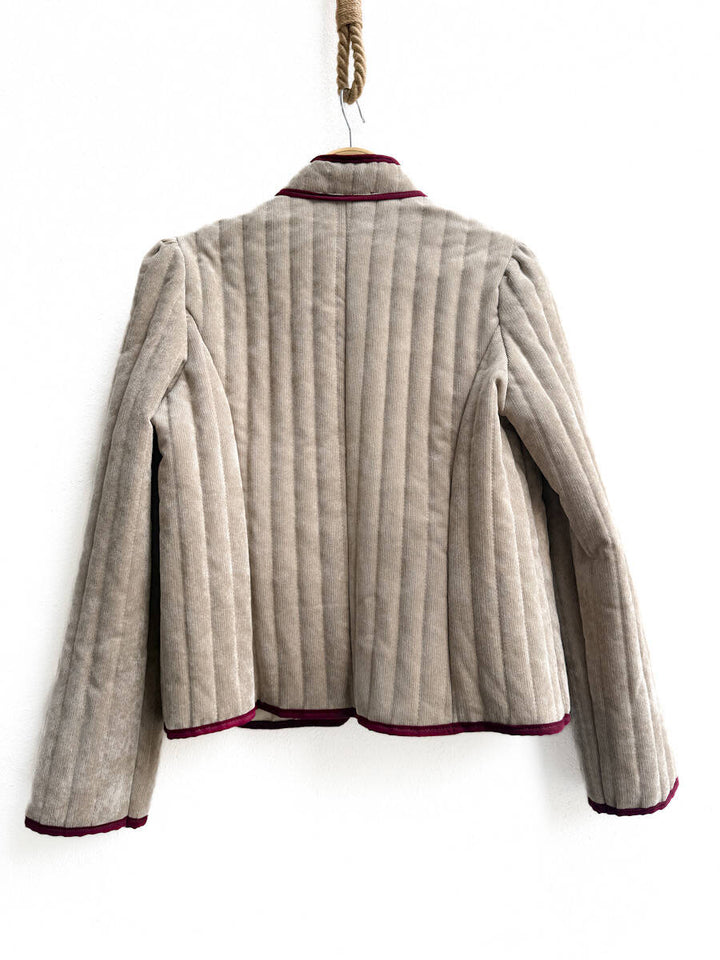 Chaqueta acolchada con detalles en contraste