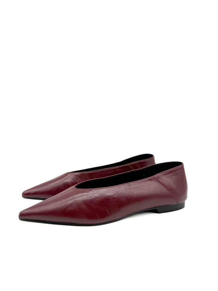 Zapatos Planos de Punta Afilada Color Burdeos Corina M5611