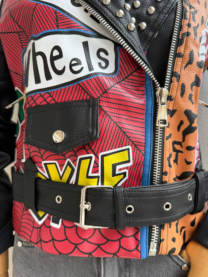 Chaqueta Biker Estilo Punk con Diseño Gráfico y Tachuelas