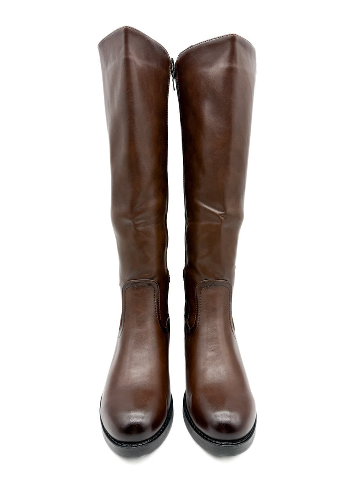 Bota alta marrón con tacón grueso y detalles metálicos