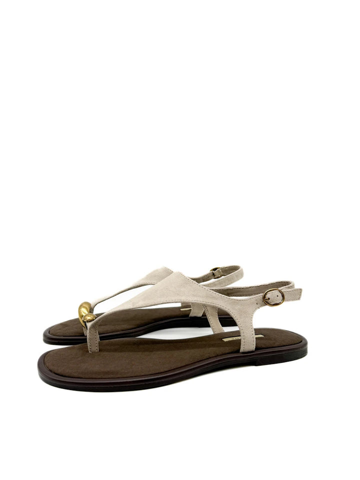 Sandalias Minimalista en Ante con Detalle de Anillo Dorado
