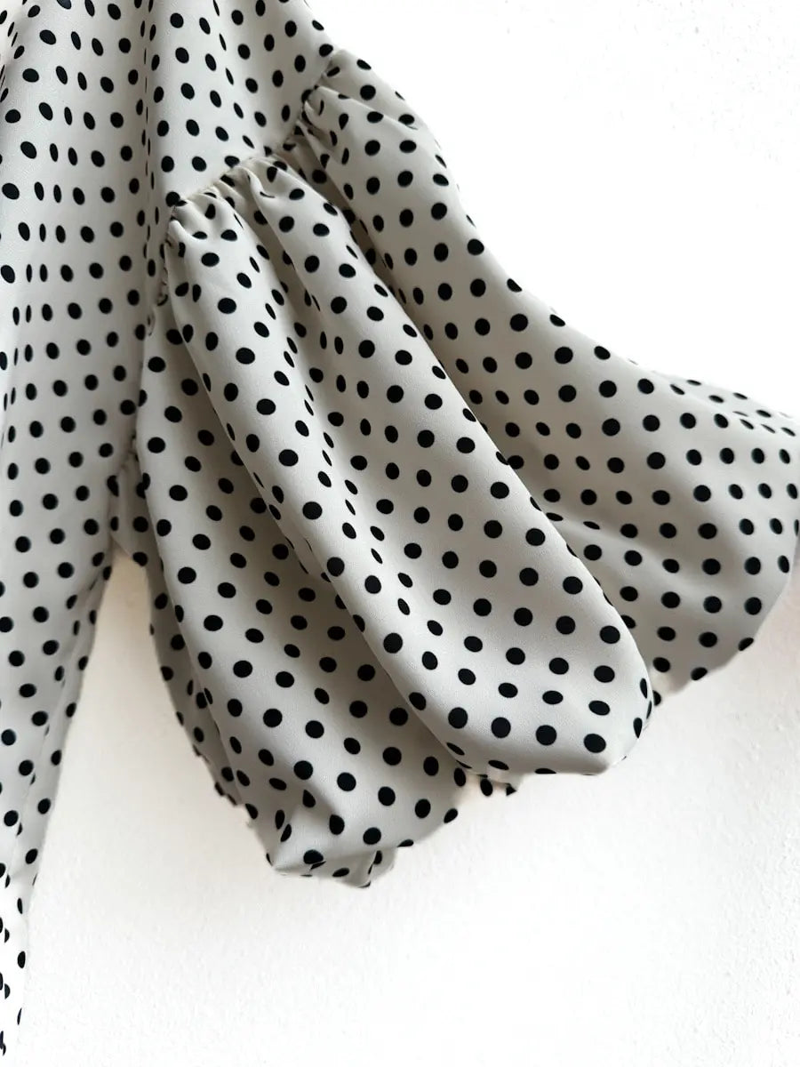 Blusa de Lunares: Elegancia y Estilo Atemporal