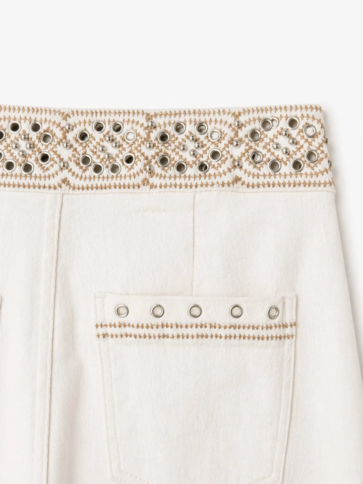 Pantalón Largo Recto con Bordado y Detalles de Ojales