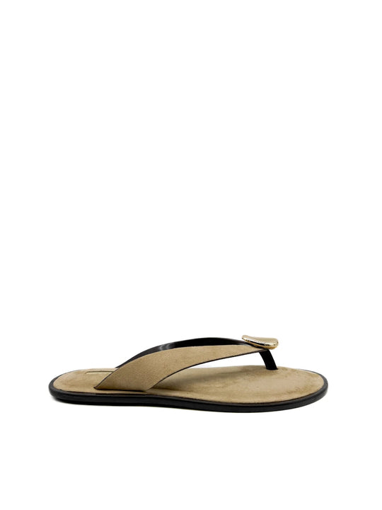Sandalias Corina beige de dedo con adorno dorado.