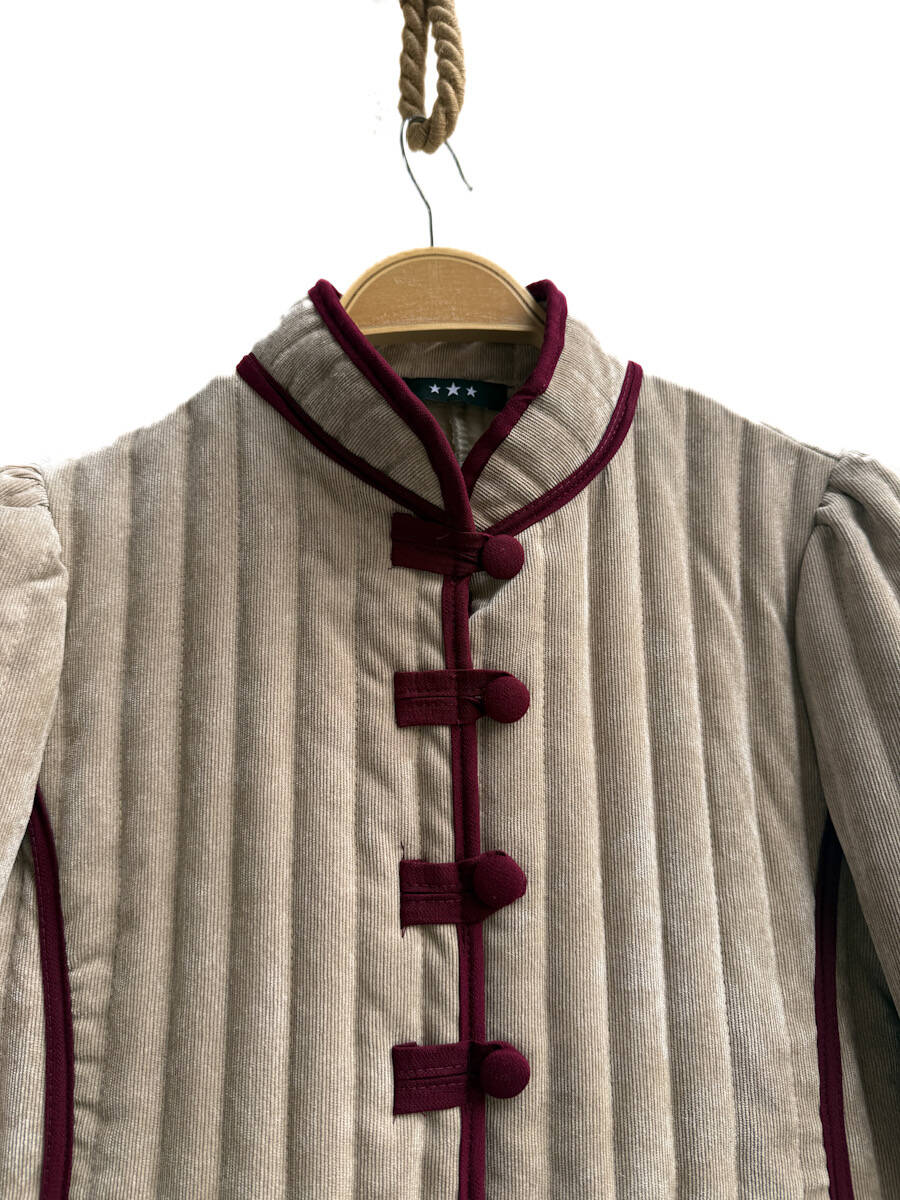 Chaqueta acolchada con detalles en contraste