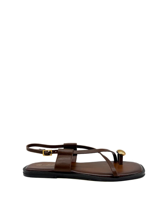 Sandalias planas de tiras con adorno dorado orgánico.