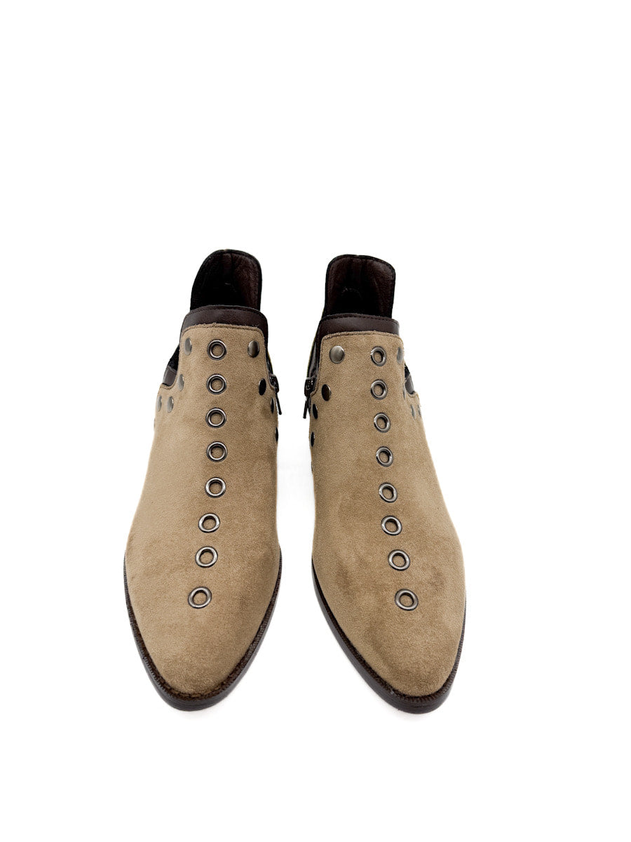 Botines cowboy con tachuelas y cremallera lateral.